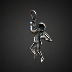 Dije de querubín alado en plata, ca. 1950. Dije de querubín alado en plata, ca. 1950.