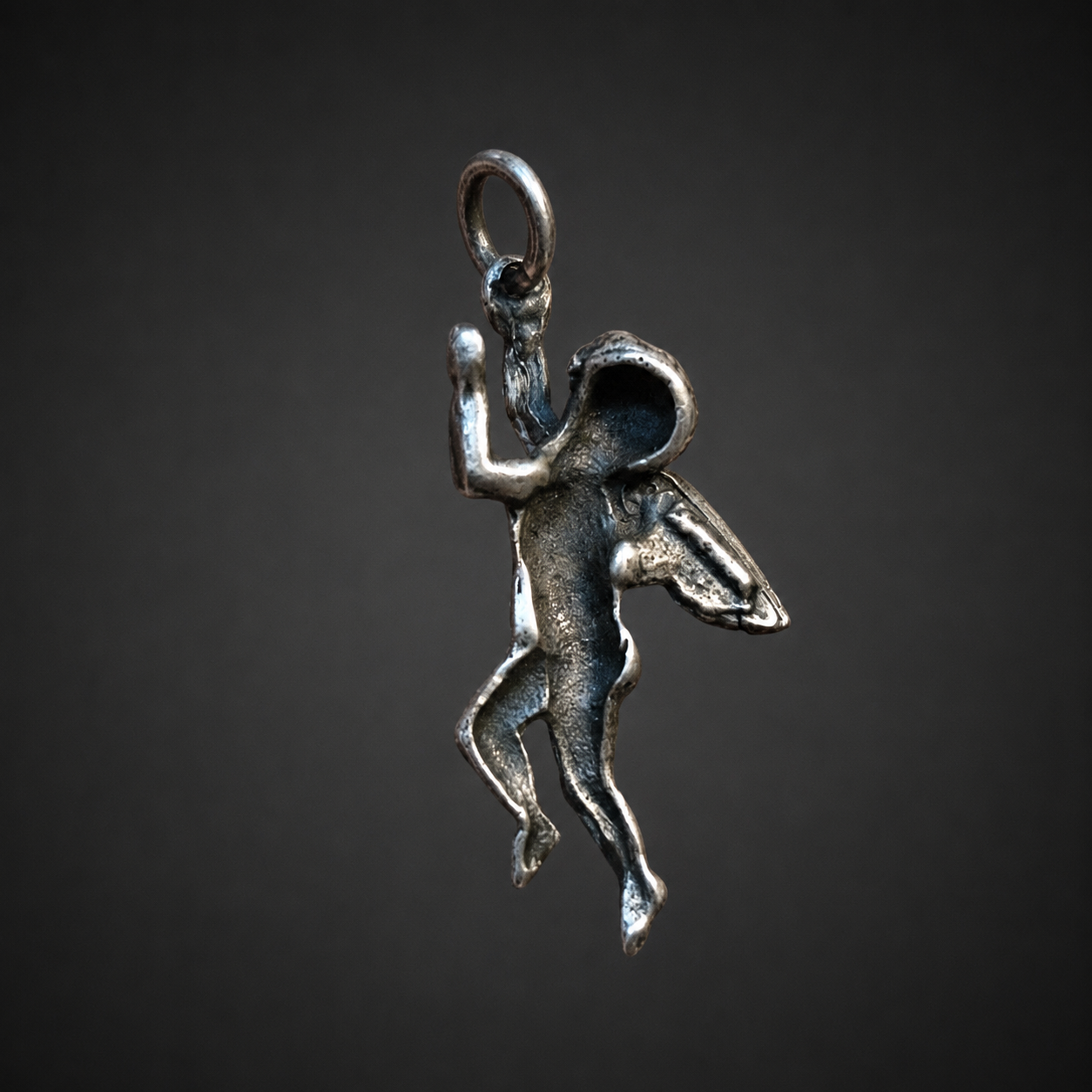 Dije de querubín alado en plata, ca. 1950. Dije de querubín alado en plata, ca. 1950.