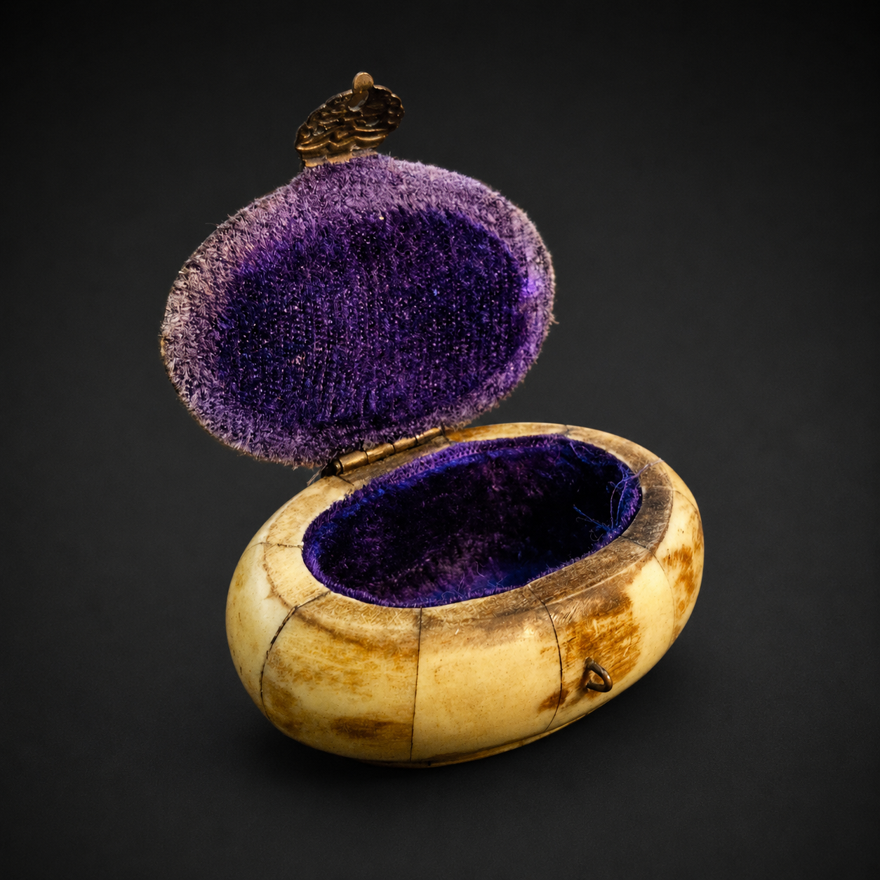 Pequeño cofre en hueso y latón, ca. 1950. Pequeño cofre en hueso y latón, ca. 1950.
