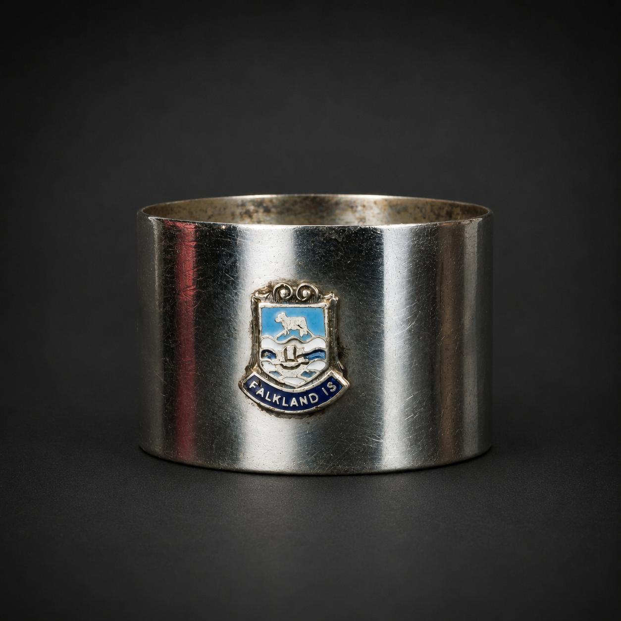 Servilletero inglés con escudo de Falkland Islands, ca. 1960. Servilletero inglés con escudo de Falkland Islands, ca. 1960.