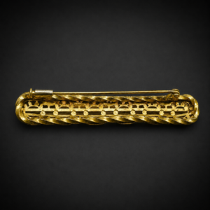 Prendedor calado enchapado en oro, ca. 1940. Prendedor calado enchapado en oro, ca. 1940.