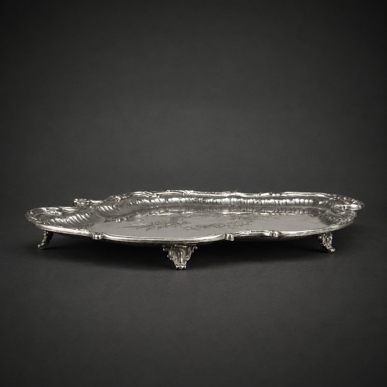 Bandeja WMF Art Nouveau sobre patas, ca. 1910. Bandeja WMF Art Nouveau sobre patas, ca. 1910.