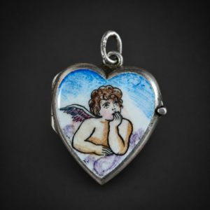 Guardapelo de plata esmaltado con putti, ca. 1900.