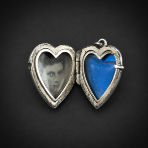 Guardapelo de plata esmaltado con putti, ca. 1900.